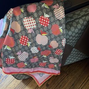 GUCCI XL Silk Apple Heart Valentine Scarf rare vintage print